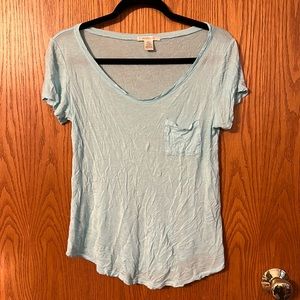 Scoop neck with pocket T-shirt